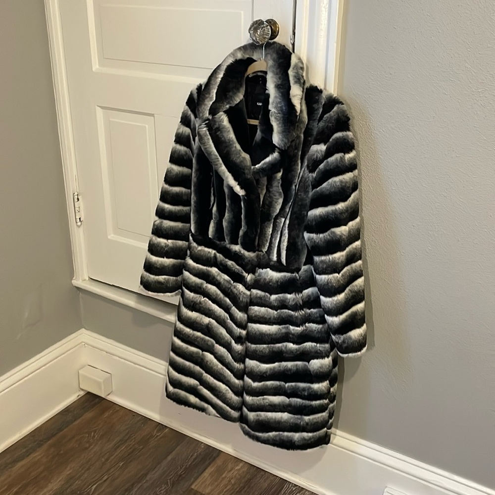 Beautifully bold -and warm- Karl Lagerfeld Paris evening coat.